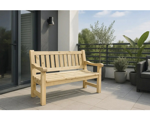 Houten tuinbank op een terras met planten en balkon