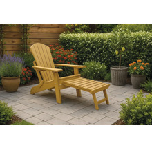 Houten ligstoel met voetensteun in de tuin