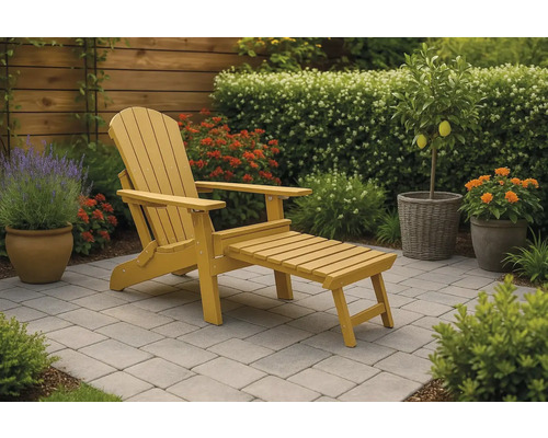 Houten ligstoel met voetensteun in de tuin