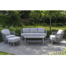 Tuinzitgroep met bank, stoel, voetenbank en tafel in de tuin