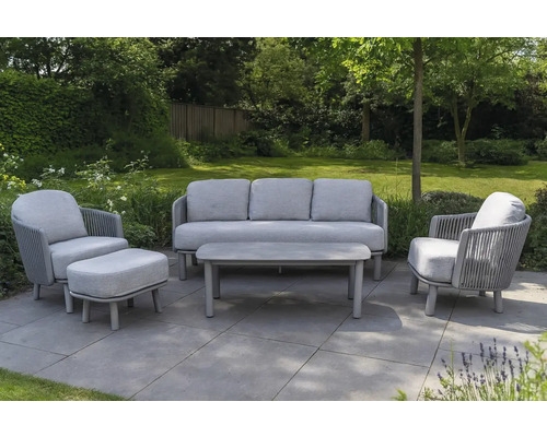 Tuinzitgroep met bank, stoel, voetenbank en tafel in de tuin