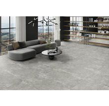 Lichte woonkamer met grijze bank, salontafel en vloertegels