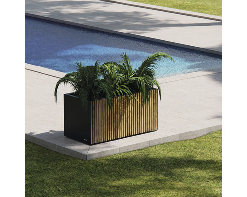 Rechthoekige plantenbak met houten bekleding in de tuin naast een zwembad.