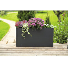 Rechthoekige metalen plantenbak met bloemen en planten op een houten terras