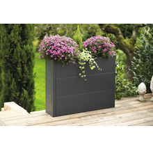 Rechthoekige plantenbak met bloemen en planten in de tuin