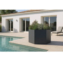 Zeshoekige plantenbak naast een zwembad op een terras.