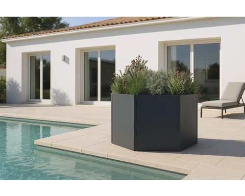 Zeshoekige plantenbak naast een zwembad op een terras.