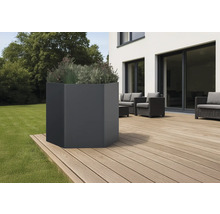 Hoge, antracietkleurige plantenbak op een houten terras met tuinmeubelen