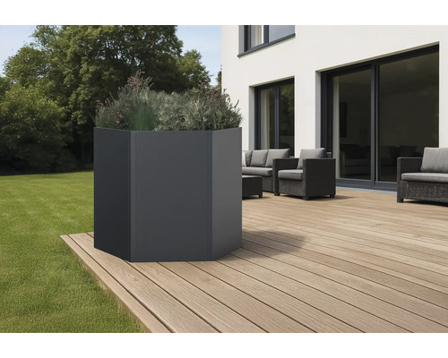 Hoge, antracietkleurige plantenbak op een houten terras met tuinmeubelen