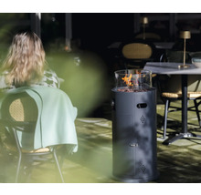 Terrashaard voor tafel met glazen cilinder en vlam