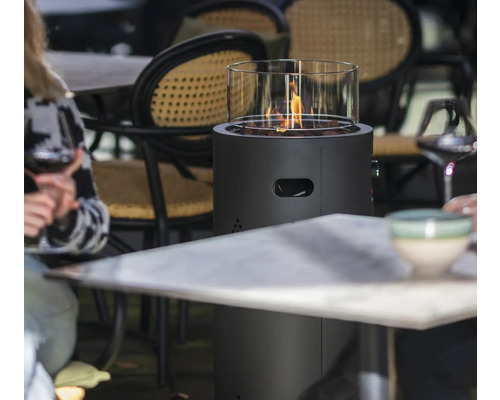 Tafelhaard met glazen cilinder en open vlam op een restauranttafel