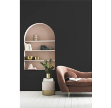 Woonkamer met rek, decoraties en bank