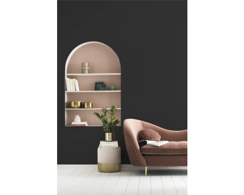 Woonkamer met rek, decoraties en bank