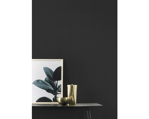 Decoratieve scène met afbeelding, houder en schaal op een tafel.