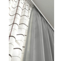 Twee gordijnen hangen aan een gordijnrail