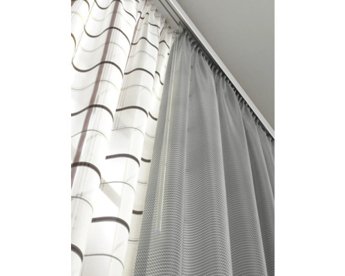 Twee gordijnen hangen aan een gordijnrail