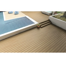 Scene met een zwembad, houten terras en decoratieve elementen.