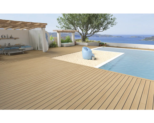 Terras met houten vloer, zwembad en uitzicht op zee