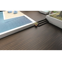 Terras met donkere terrasplanken naast zwembad en trap