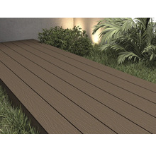 Terrasplanken van houtcomposiet in een buitenruimte