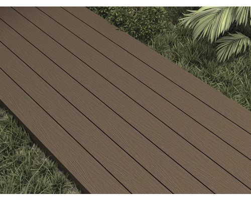 Terrasplanken op een grasveld