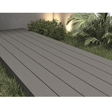 Terras met grijze planken en planten