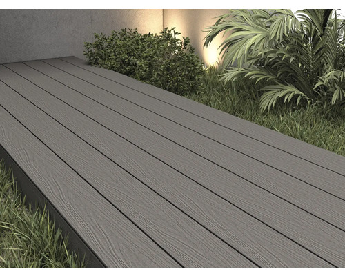 Terras met grijze planken en planten