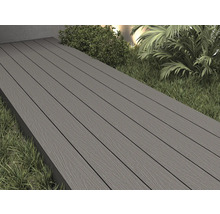 Terras met grijze terrasplanken in de buitenruimte