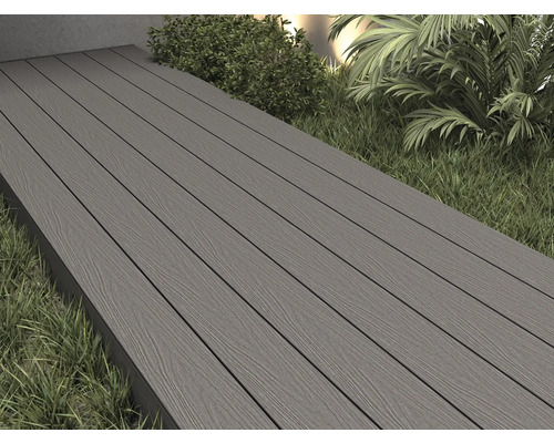 Terras met grijze terrasplanken in de buitenruimte