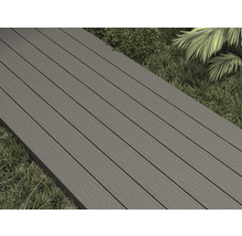 Terrasplanken van houtcomposiet in een buitenscène