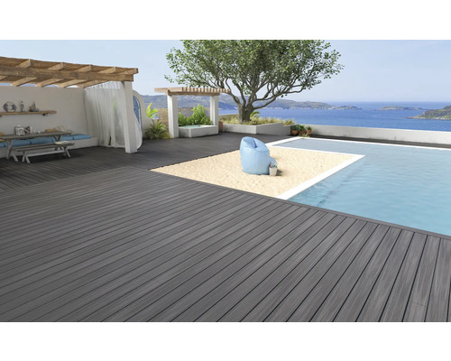 Terras met houten vloer, zwembad en uitzicht op zee