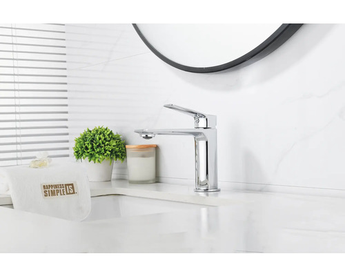 Moderne badkamer met wastafelkraan en decoratieve elementen