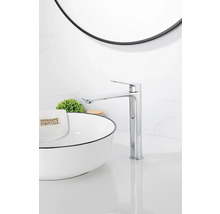 Metalen wastafelkraan met ronde spiegel