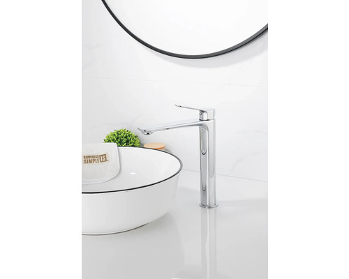 Metalen wastafelkraan met ronde spiegel