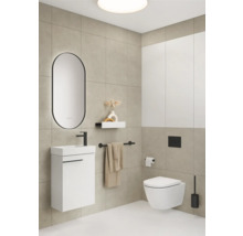 Moderne badkamer met wastafel, spiegel, toilet en handdoekhouder