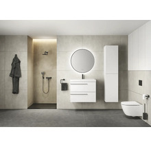 Badkamer met douche, wastafel, spiegel, toilet en badtextiel voor een modern interieur.