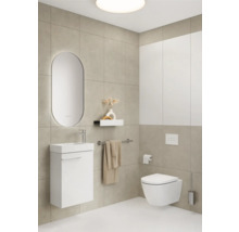 Moderne badkamer met wastafel, spiegel, toilet en handdoekhouder