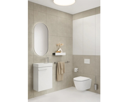 Moderne badkamer met wastafel, spiegel, toilet en handdoekhouder