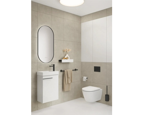 Moderne badkamer met wastafelonderkast, spiegel, toilet en handdoekhouder