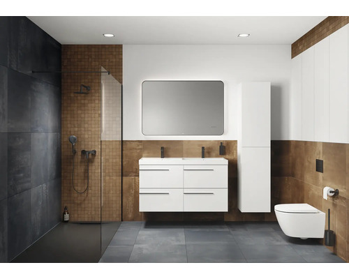 Moderne badkamer met douche, wastafel, spiegel en toilet.