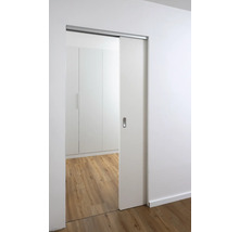 Gedeeltelijk geopende witte schuifdeur in een heldere kamer met houten vloer