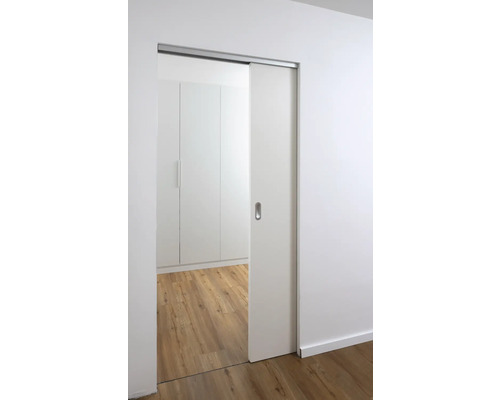 Gedeeltelijk geopende witte schuifdeur in een heldere kamer met houten vloer