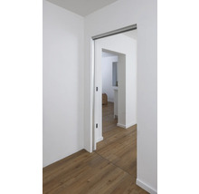 Licht appartement met schuifdeur en houten vloer