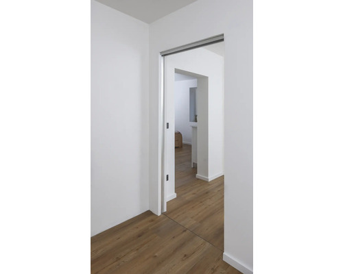 Licht appartement met schuifdeur en houten vloer