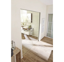 Lichte badkamer met glazen schuifdeur en wastafel