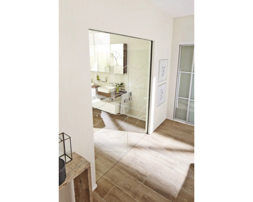 Lichte badkamer met glazen schuifdeur en wastafel