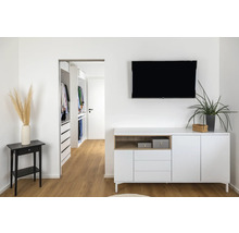 Interieurfoto van een kamer met dressoir, televisie, kast en decoraties