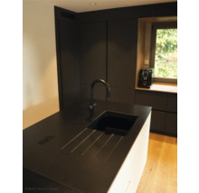 Keukenscène met spoelbak, kraan en keukenapparatuur voor het raam