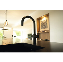 Zwarte keukenkraan op een gootsteen in een moderne keuken.