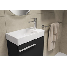 Wastafelonderkast met kraan, handdoek en handdoekhouder